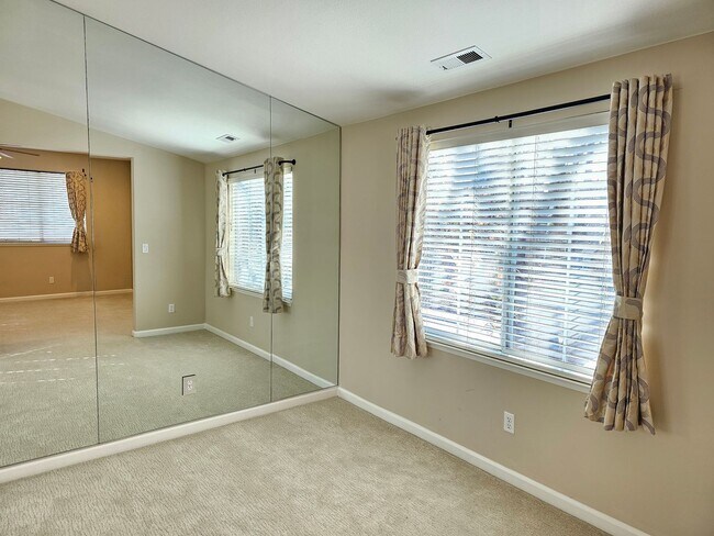 Building Photo - Charming 4 Bed 3 Bath Townhome near Santana Row Available Now!!