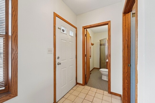 Building Photo - 661 Surrey Ave E