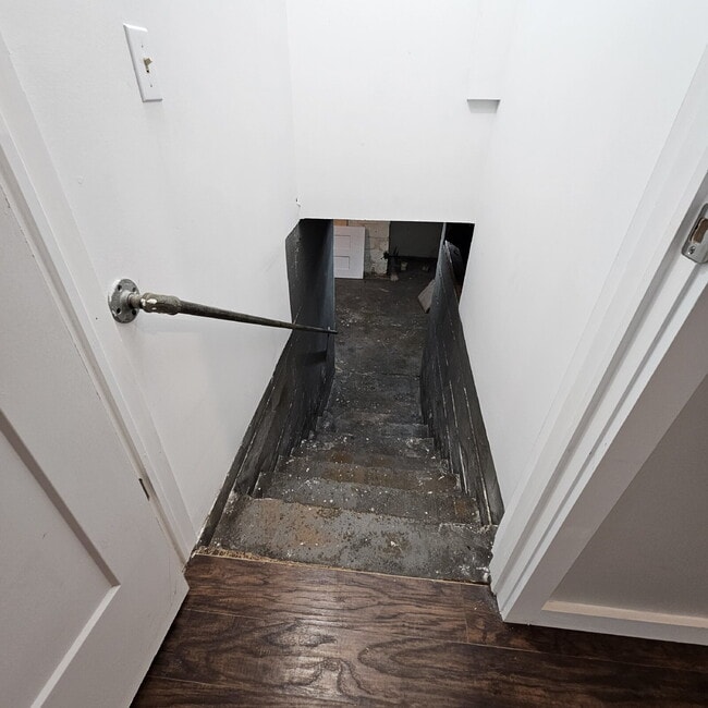 Building Photo - Duplex - 2 Bedroom, 2 Full Bathrooms and a...