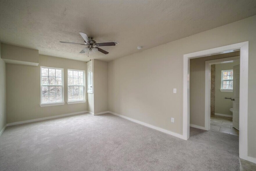 Living room - 305 Albert St