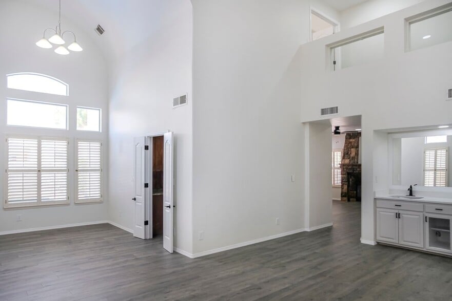 Building Photo - 6529 Jim De Groat Dr