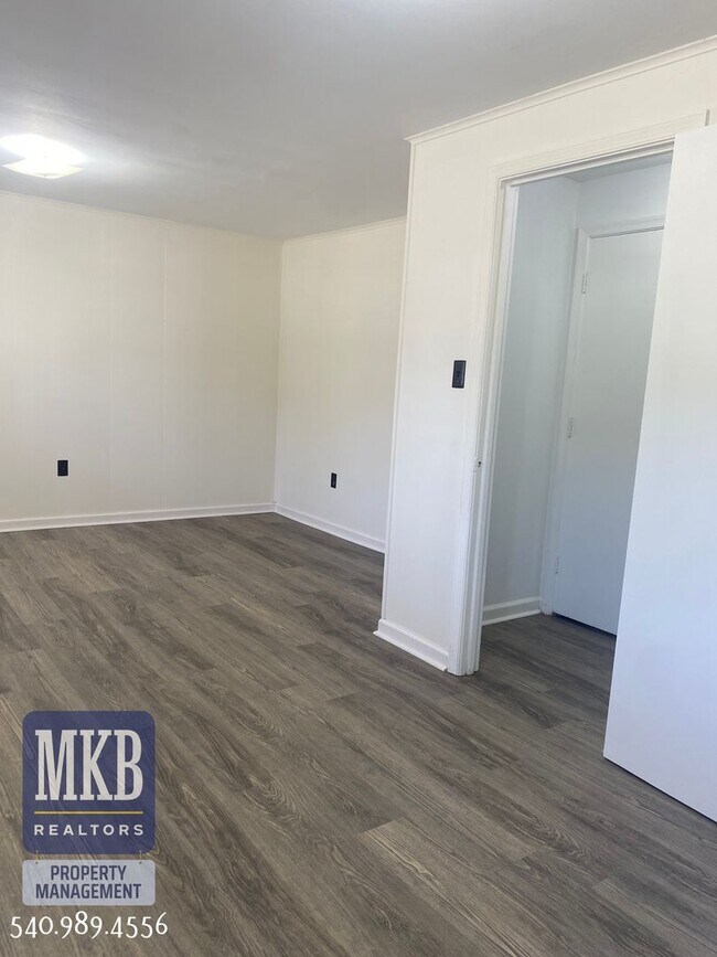 Building Photo - 4 Bedrooms, 2.5 Baths, Split Foyer, Locate...