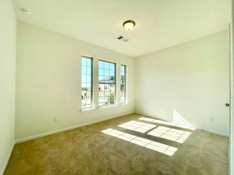 Building Photo - 16205 Garden Dr