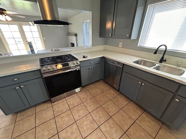 Building Photo - 419 W Walnut Ave