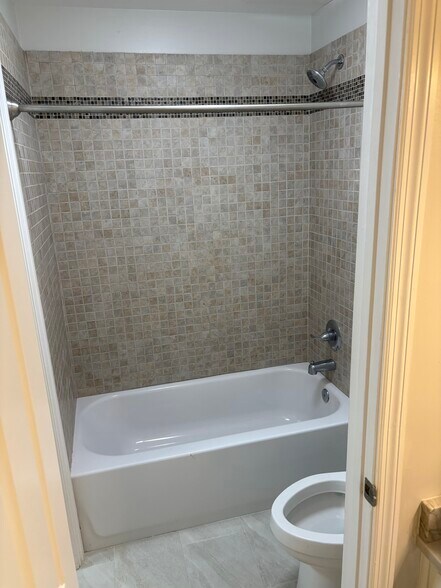 Building Photo - 515 Basswood Ave