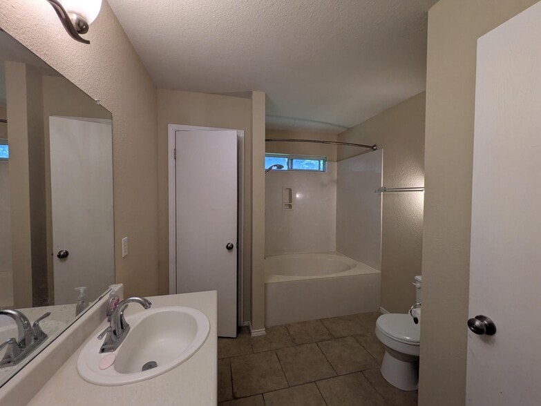 Building Photo - 133 Carolyns Way