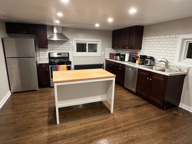 Primary Photo - 313 E Smith St