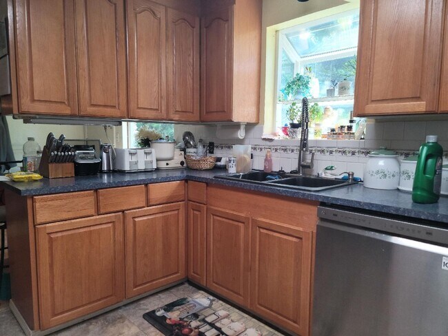 Building Photo - Central Kitsap Backyard Paradise!