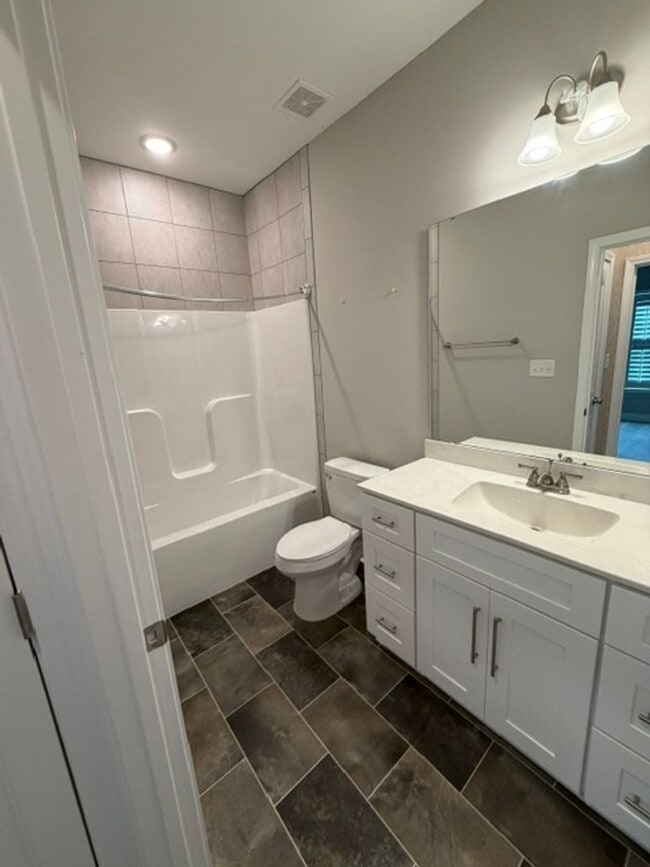 Building Photo - 311 Oak Pointe Cir E