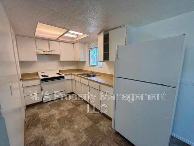 Building Photo - 814 15th St