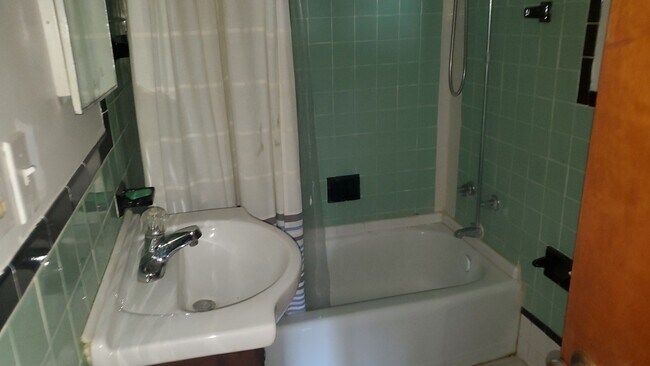 Building Photo - 3 bd, 2 ba house NE Columbia, 2nd living room downstairs, fenced, w/d included