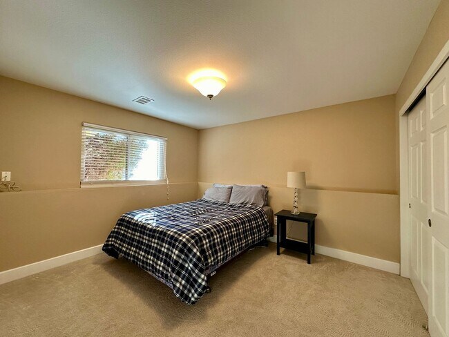 Building Photo - Fully Furnished 4 bedroom 2 bath home is Englewood!!