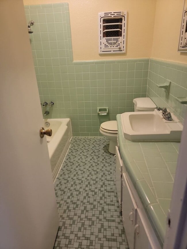 Building Photo - 3 BD 1.5 BA Ocean Springs Rental in the Go...