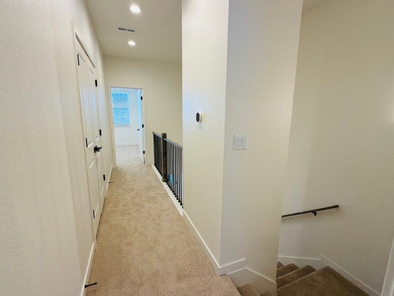 Building Photo - 7180 Clove Hitch Hts