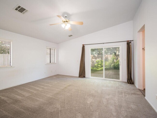 Building Photo - Cute, classic 3/2 home- westside Paso Robles