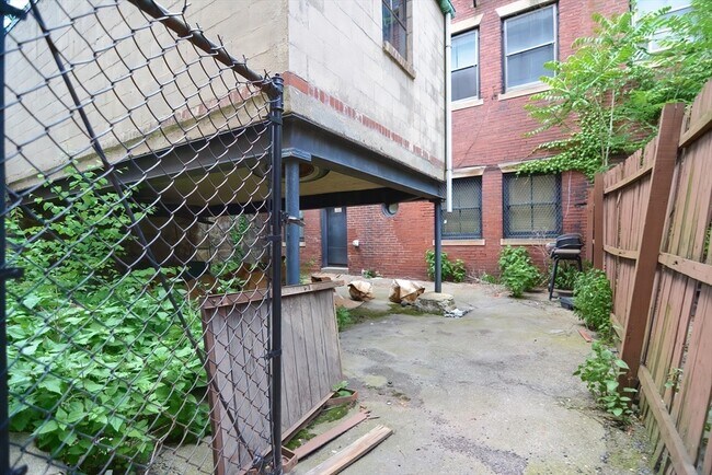 Building Photo - 923 Beacon St