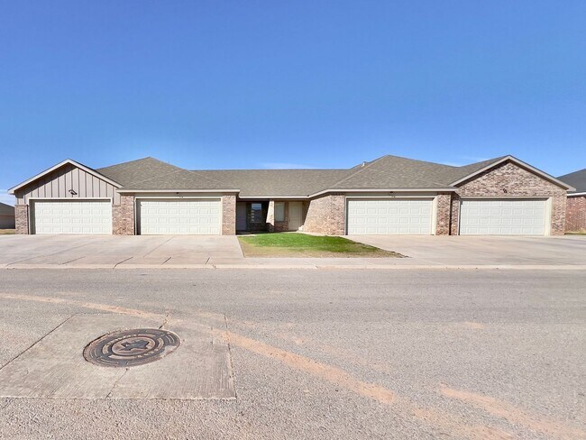 Building Photo - Spacious 3-Bedroom Townhouse Near Texas Tech