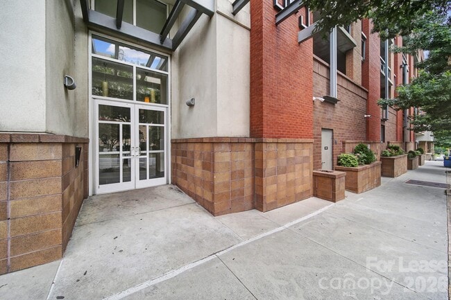 Building Photo - 505 E 6th St