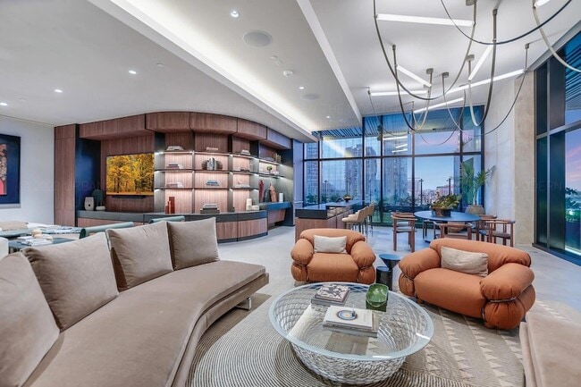 Building Photo - 610 Davis St