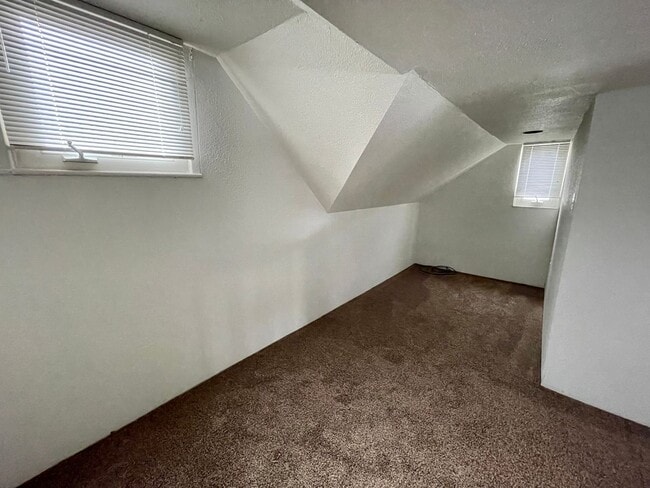 Building Photo - Coraopolis - 2 Bed 2 Bath - Immaculately M...