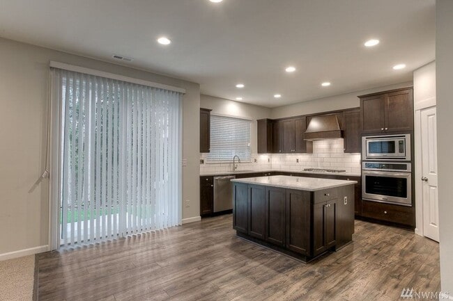 Building Photo - Beautiful 5BD/3BA home located in Rainer Ridge