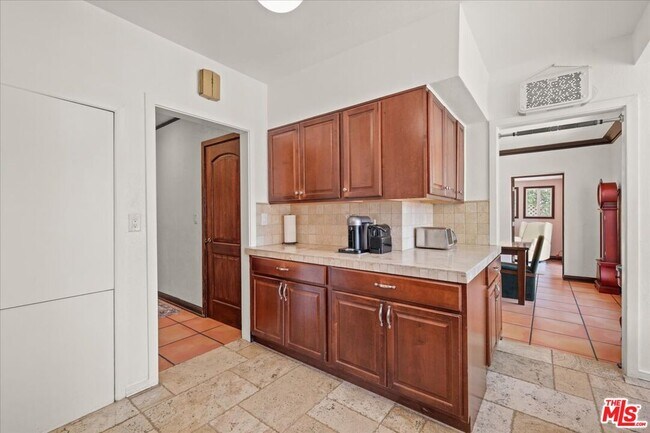 Building Photo - 6119 Del Valle Dr