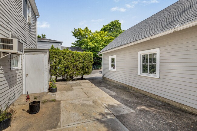 Building Photo - 174 Ashford Ave