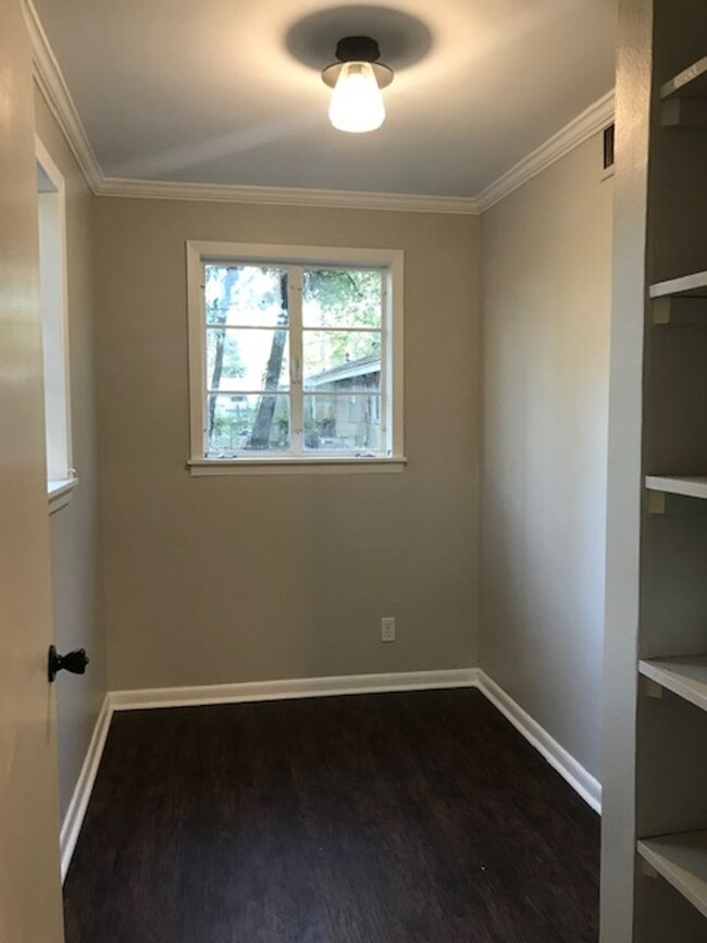 Building Photo - Beautifully Remodeled 3 bed 2 bath in Nort...