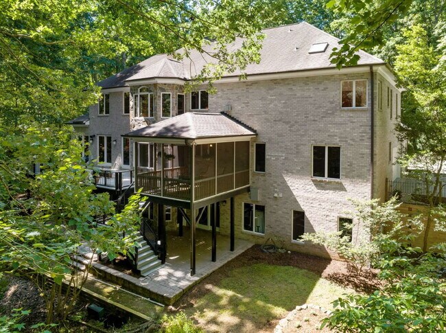 Building Photo - Luxurious 5-Bed Sanctuary with Scenic View...