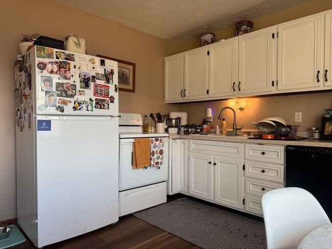 Building Photo - Spacious 4-Bed Ranch in Papillion–La Vista Schools