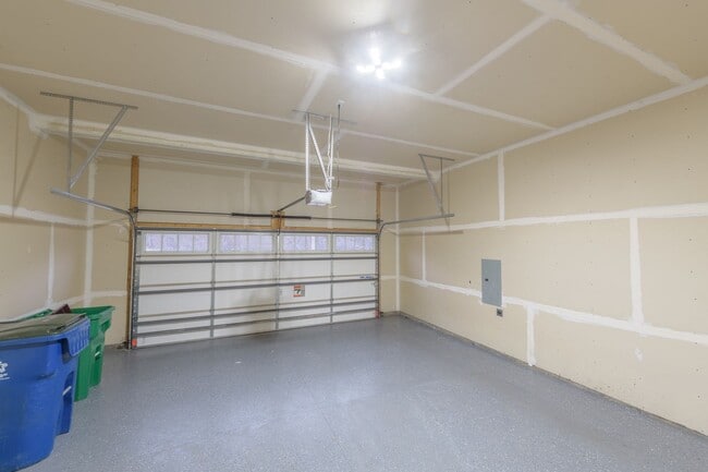 Building Photo - Awesome maple grove 5 bed 4 bath townhome! Pond views, 2 years old!