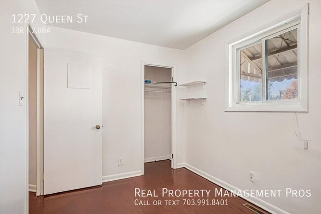 Building Photo - 1227 Queen St