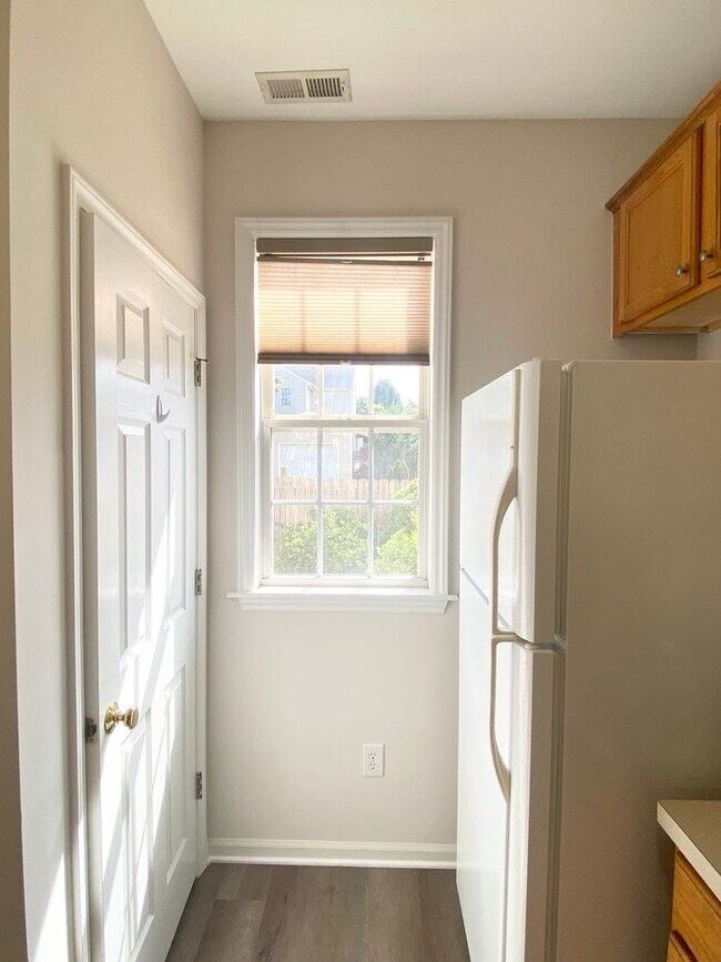 Building Photo - 330 Commons Dr