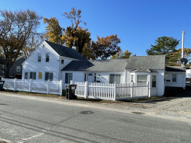 Building Photo - Hyannis 1 bedroom