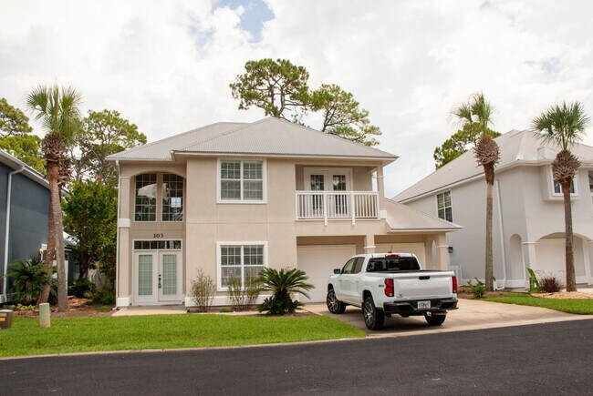 Building Photo - Luxury 3 bedroom 3.5 bath home in GATED community with BOAT SLIP!