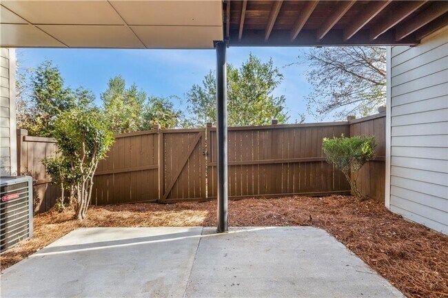 Building Photo - 2541 Sibley Dr