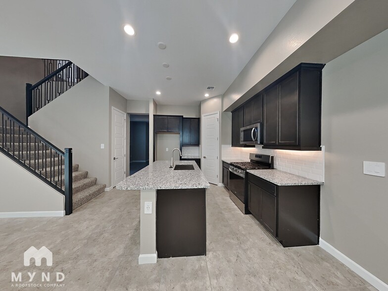 Building Photo - 4839 E Village Dr