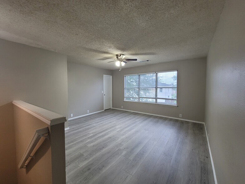 Building Photo - 4203 Falcon Dr
