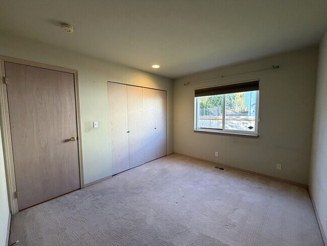 Building Photo - Charming Gleneagle Rambler – Prime Arlington Location