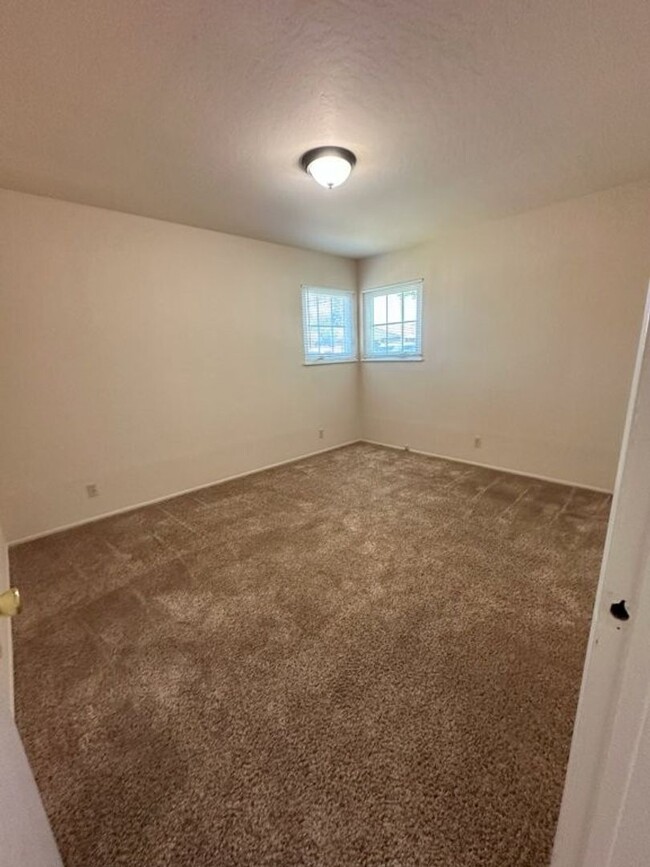 Building Photo - Lund/DUPLEX