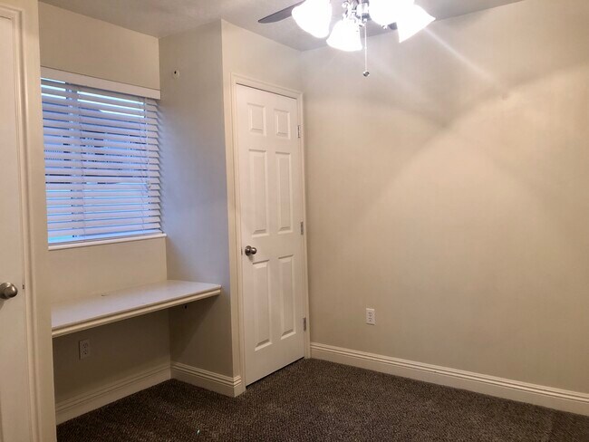 Building Photo - 944 Longleaf Dr