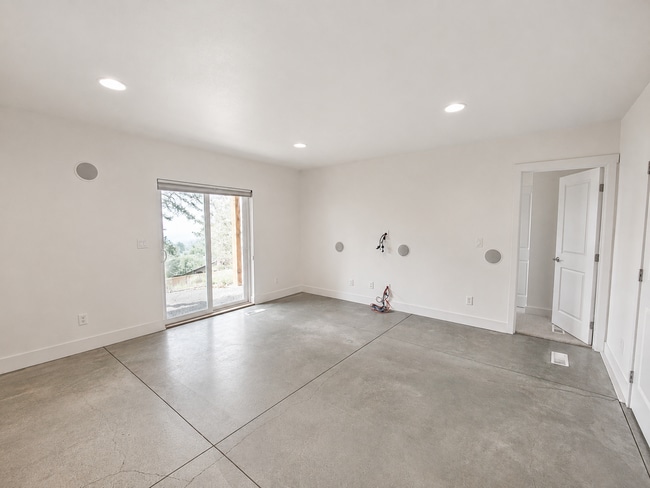 Building Photo - Light-Filled Bend Split-Level with Mountain Views & Flexible Space