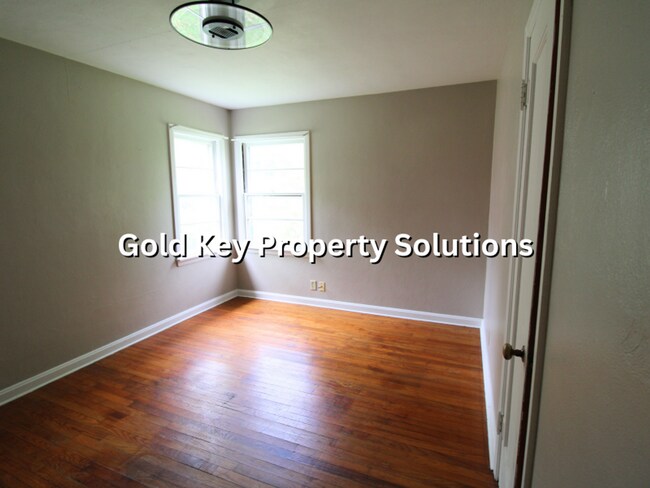 Building Photo - Large 3 BR 1 BA House with Garage and Central Air SECTION 8 APPROVED