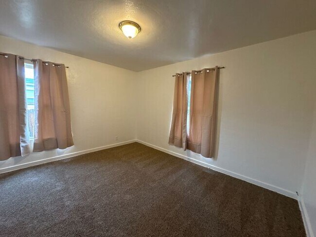 Building Photo - Charming 3 bed / 1 bath COMING SOON in the...