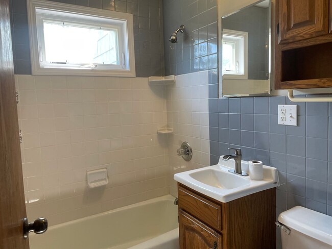 Building Photo - Charming Bungalow Available - Walk To Sout...