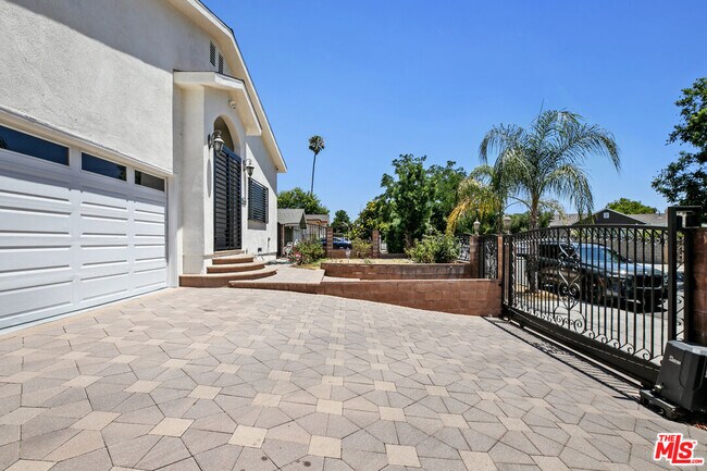 Building Photo - 12643 Archwood St