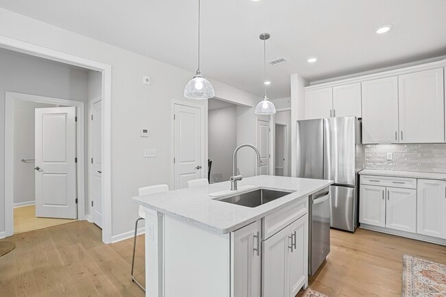 Building Photo - 4 Winslow Ln