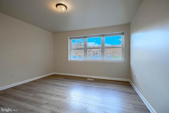 Building Photo - 3645 Glengyle Ave
