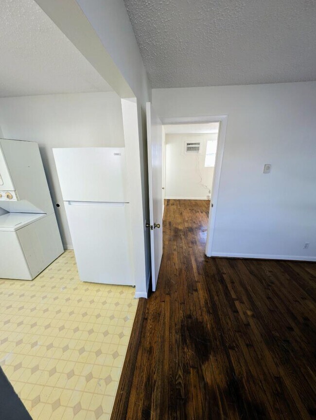 Building Photo - 905 Fatherland St