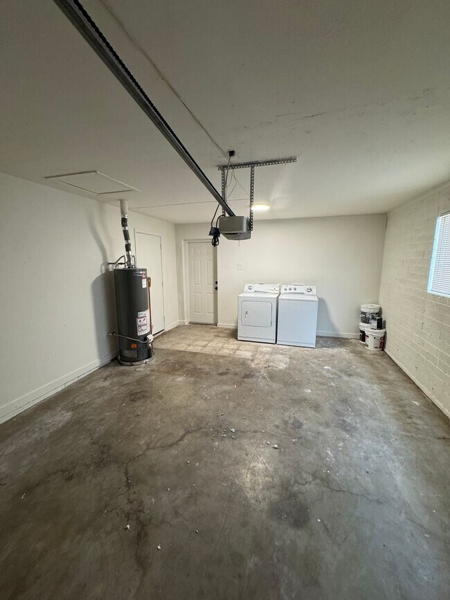 Building Photo - Fully upgraded home with garage!